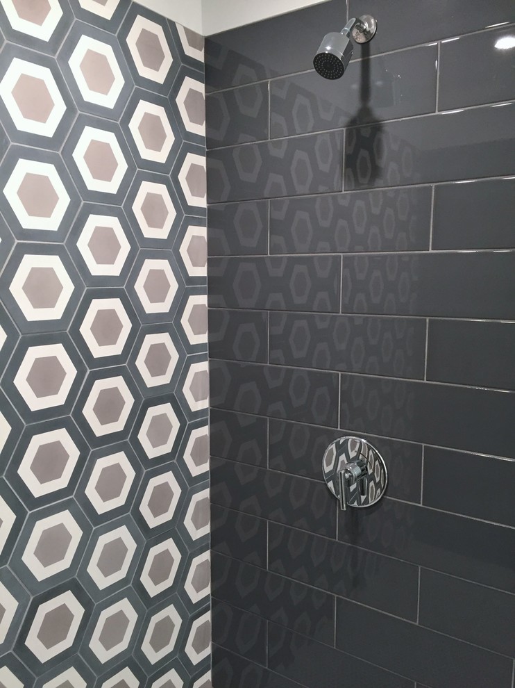 Esempio di una stanza da bagno padronale moderna di medie dimensioni con doccia a filo pavimento, piastrelle blu, piastrelle in ceramica, pareti blu, pavimento con piastrelle a mosaico, pavimento grigio e porta doccia a battente