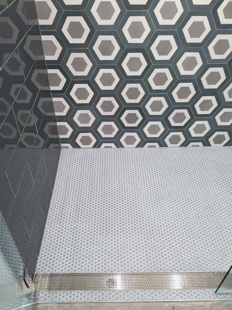 Immagine di una stanza da bagno padronale minimalista di medie dimensioni con doccia a filo pavimento, piastrelle blu, piastrelle di cemento, pareti blu, pavimento con piastrelle a mosaico, pavimento grigio e porta doccia a battente