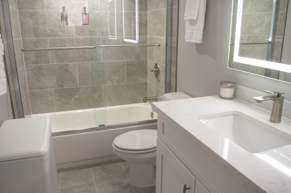 Exempel på ett litet modernt vit vitt badrum med dusch, med skåp i shakerstil, vita skåp, klinkergolv i porslin, grått golv, ett badkar med tassar, en öppen dusch, grå kakel, porslinskakel, grå väggar, ett undermonterad handfat, bänkskiva i kvartsit och dusch med skjutdörr