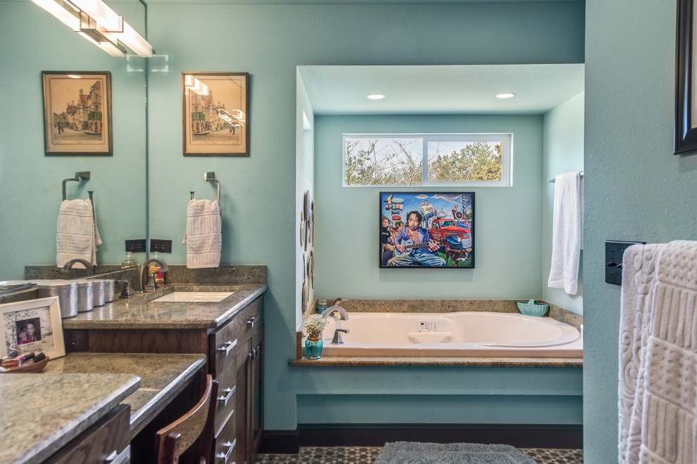 Idéer för mellanstora amerikanska en-suite badrum, med ett undermonterad handfat, släta luckor, skåp i mellenmörkt trä, granitbänkskiva, brun kakel, keramikplattor, blå väggar och klinkergolv i keramik