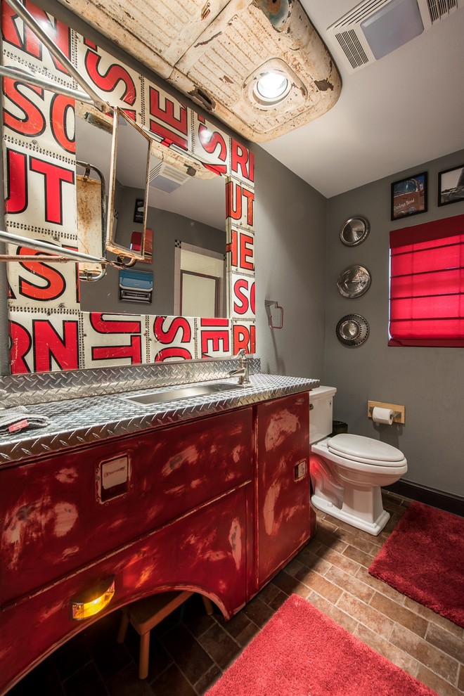 Idee per una stanza da bagno per bambini american style di medie dimensioni con lavabo sottopiano, top in acciaio inossidabile, WC a due pezzi, pareti grigie e pavimento in mattoni