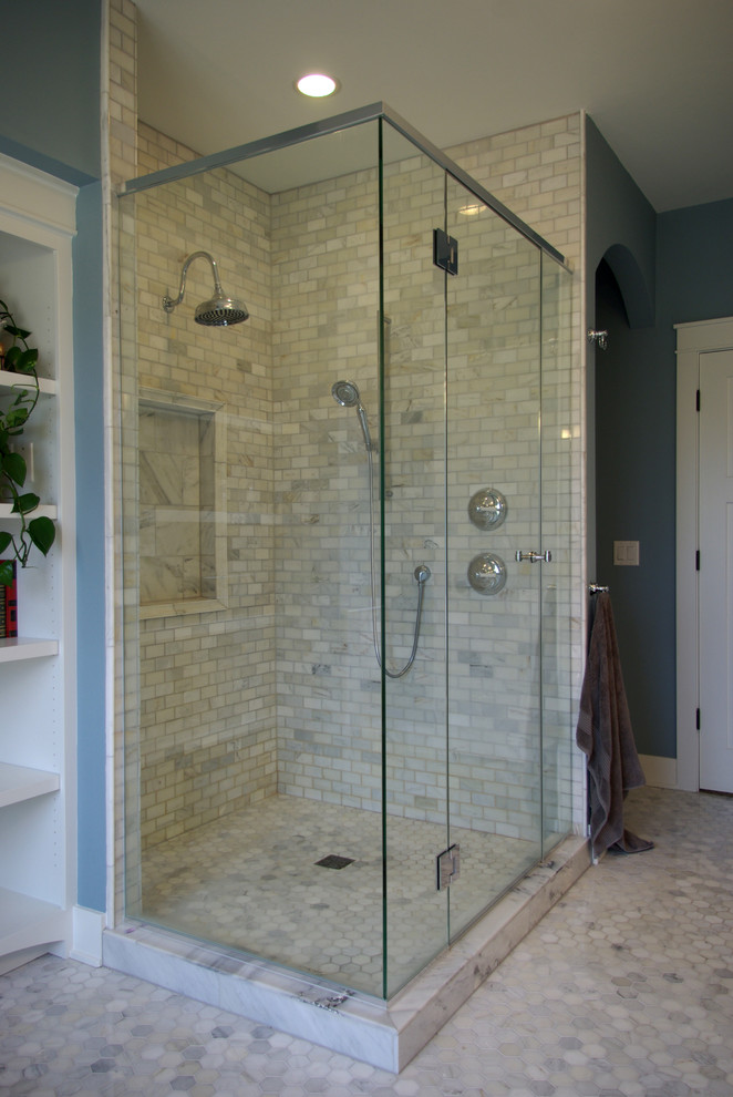 Bild på ett mellanstort vintage en-suite badrum, med ett integrerad handfat, luckor med infälld panel, vita skåp, ett platsbyggt badkar, en hörndusch, blå väggar, vit kakel, porslinskakel, klinkergolv i porslin och bänkskiva i kvarts