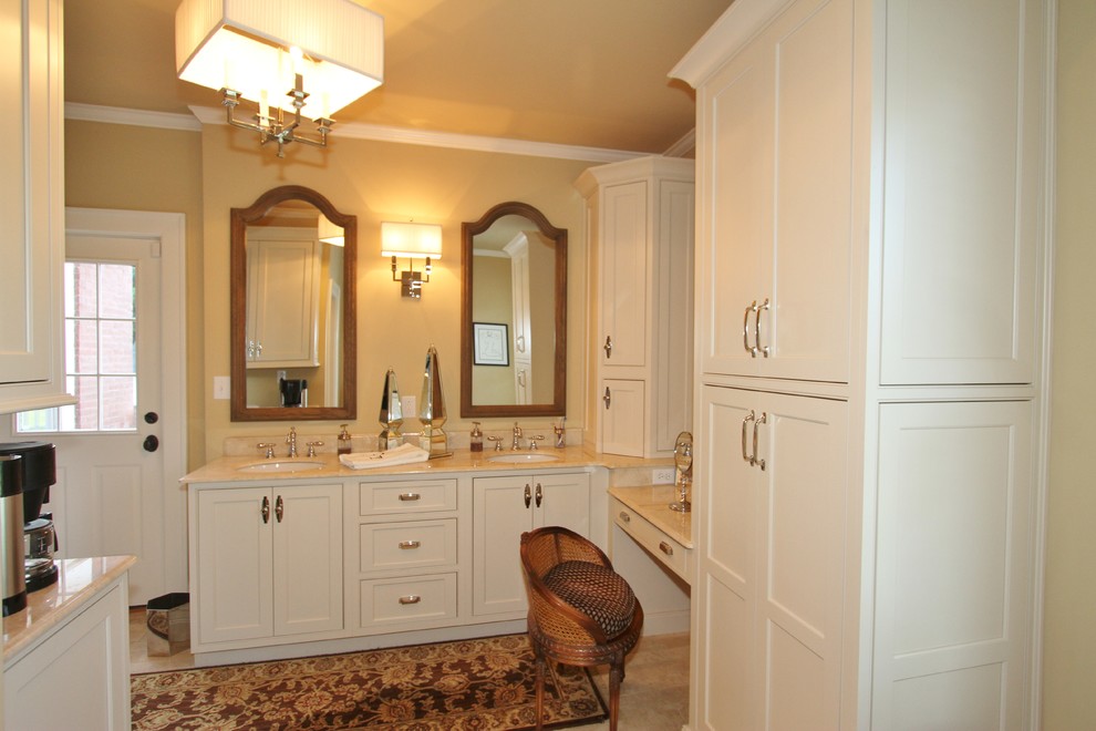 Пример оригинального дизайна: огромная главная ванная комната в классическом стиле с фасадами в стиле шейкер, белыми фасадами, отдельно стоящей ванной, белой плиткой, плиткой кабанчик, бежевыми стенами, мраморным полом, врезной раковиной и мраморной столешницей