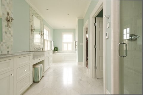 Foto på ett mycket stort vintage en-suite badrum, med skåp i shakerstil, vita skåp, ett fristående badkar, vit kakel, tunnelbanekakel, beige väggar, marmorgolv, ett undermonterad handfat och marmorbänkskiva