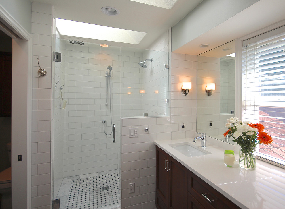 На фото: ванная комната в классическом стиле с столешницей из кварцита, плиткой кабанчик и белой столешницей