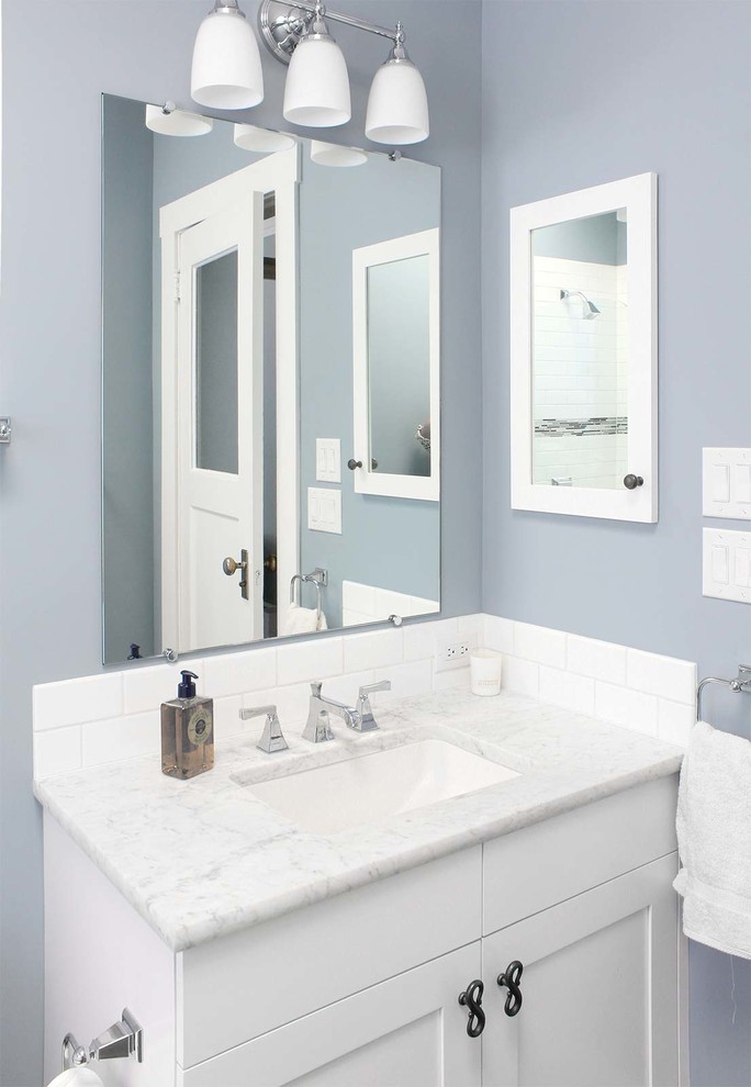 Inspiration för mellanstora klassiska vitt en-suite badrum, med skåp i shakerstil, vita skåp, ett badkar i en alkov, en dusch/badkar-kombination, en toalettstol med hel cisternkåpa, vit kakel, cementkakel, blå väggar, klinkergolv i porslin, ett undermonterad handfat, marmorbänkskiva, grått golv och dusch med gångjärnsdörr