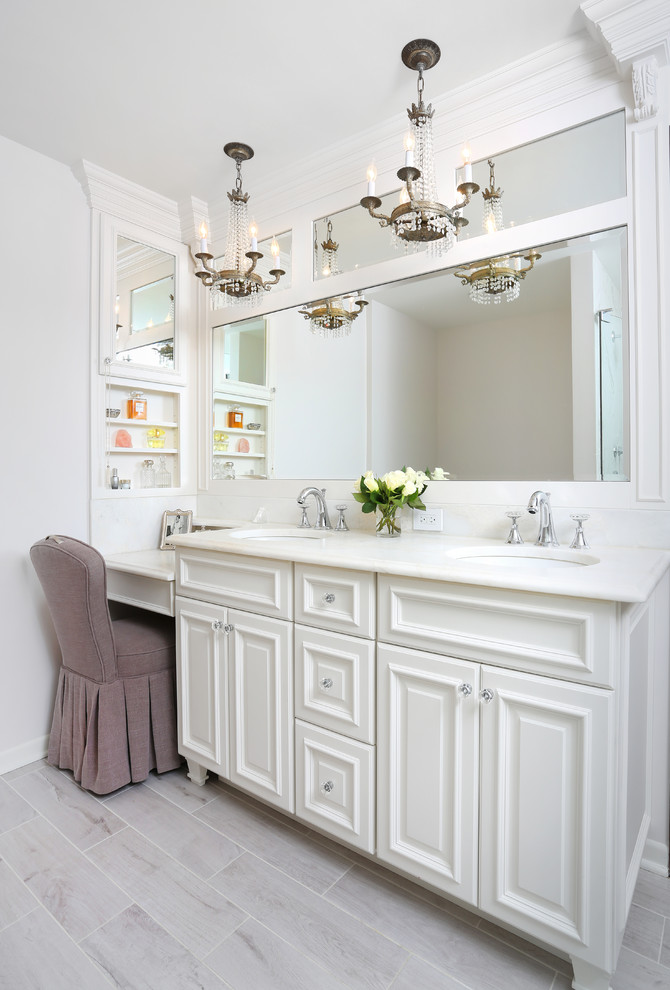 Идея дизайна: большая главная ванная комната в классическом стиле с фасадами с выступающей филенкой, белыми фасадами, белыми стенами, полом из керамогранита, врезной раковиной и столешницей из искусственного кварца