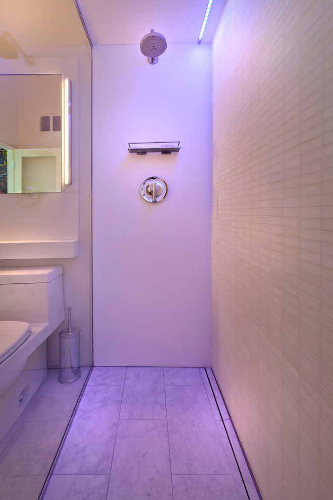 Kleines Modernes Duschbad mit Unterbauwaschbecken, Mineralwerkstoff-Waschtisch, Toilette mit Aufsatzspülkasten, weißen Fliesen und Porzellan-Bodenfliesen in Minneapolis