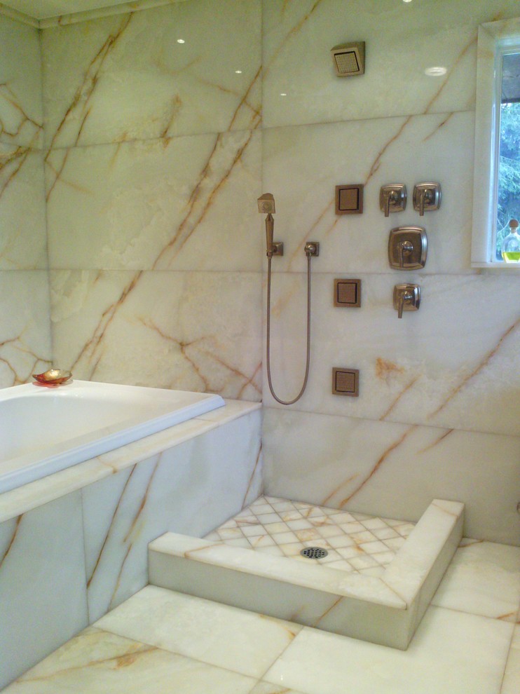 Exempel på ett modernt badrum, med ett undermonterad handfat, luckor med profilerade fronter, skåp i mellenmörkt trä, bänkskiva i onyx, ett badkar i en alkov, en öppen dusch, en toalettstol med hel cisternkåpa, vit kakel och stenhäll