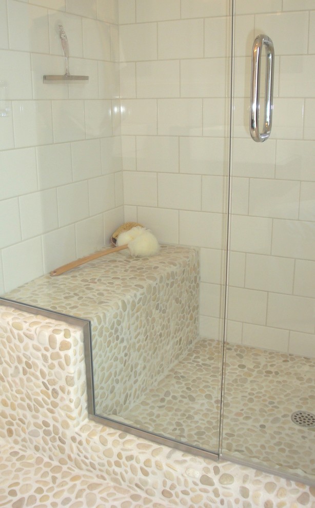 Exempel på ett modernt badrum, med en kantlös dusch och vit kakel