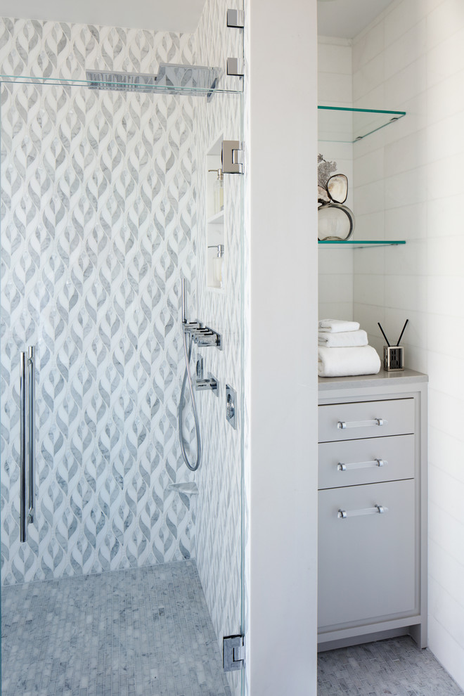 Свежая идея для дизайна: главная ванная комната среднего размера в современном стиле с плоскими фасадами, серыми фасадами, двойным душем, унитазом-моноблоком, белой плиткой, мраморной плиткой, полом из мозаичной плитки, врезной раковиной, столешницей из искусственного кварца, белым полом и душем с распашными дверями - отличное фото интерьера