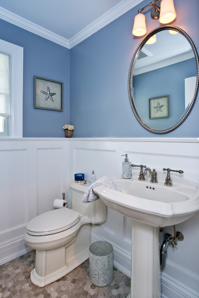 Cette image montre une grande salle de bain minimaliste avec des portes de placard grises, une baignoire d'angle, un mur gris et un plan de toilette en marbre.