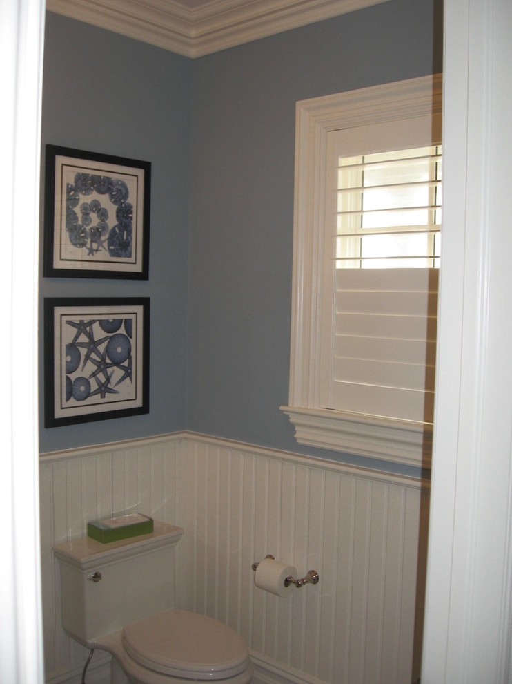Diseño de cuarto de baño marinero con sanitario de una pieza y paredes azules