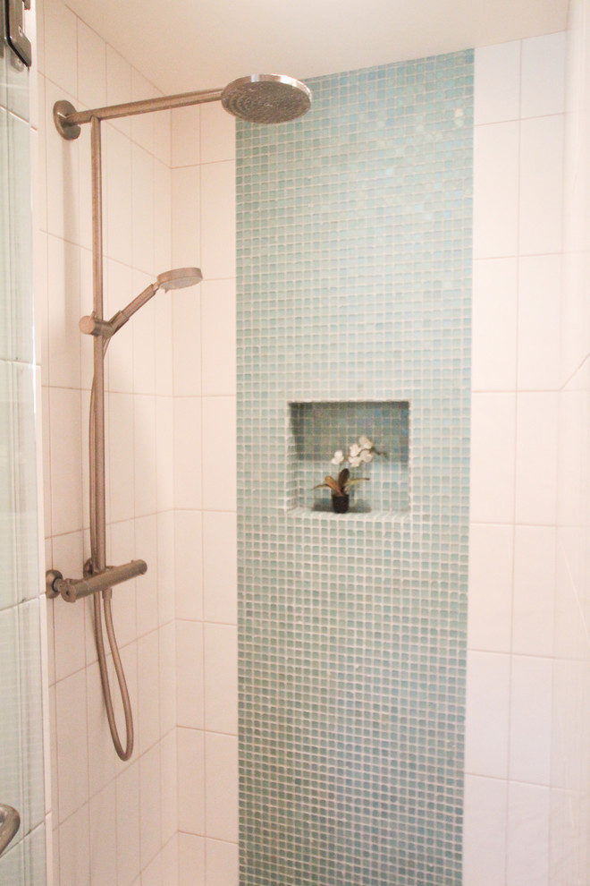 Esempio di una stanza da bagno contemporanea con ante in stile shaker, ante bianche, piastrelle a mosaico e top in quarzo composito