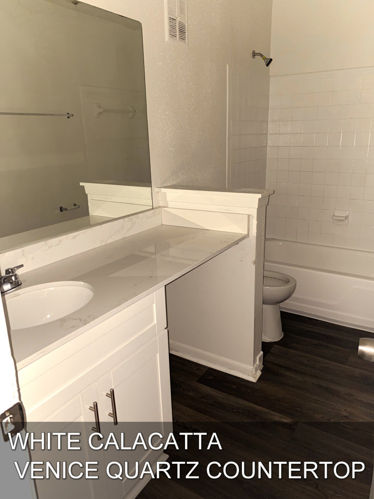 Inspiration för ett mellanstort funkis vit vitt badrum, med vita skåp, ett fristående badkar, en dusch/badkar-kombination, en vägghängd toalettstol, vita väggar, plywoodgolv, ett nedsänkt handfat, bänkskiva i kvarts, brunt golv och med dusch som är öppen
