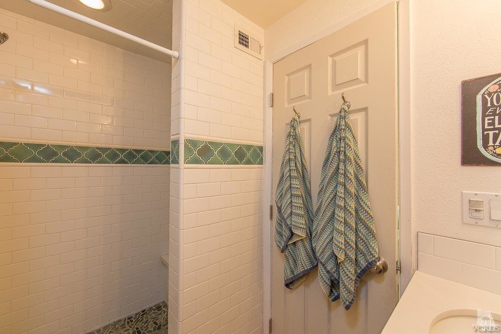 Cette photo montre une salle de bain chic en bois foncé de taille moyenne avec WC séparés, un mur blanc, un lavabo encastré, un plan de toilette en quartz modifié, une cabine de douche avec un rideau, une douche à l'italienne, un carrelage vert, un carrelage blanc, un carrelage métro, un sol en galet et un sol multicolore.
