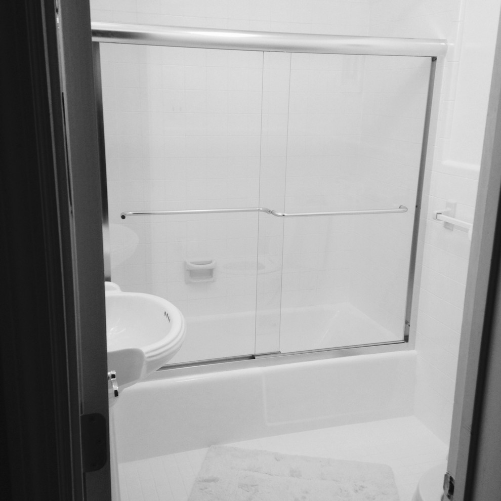 Cette photo montre une petite salle d'eau chic avec une baignoire en alcôve, un combiné douche/baignoire, WC séparés, un carrelage blanc, un carrelage métro, un mur blanc, un sol en carrelage de porcelaine, un lavabo de ferme, un sol blanc et une cabine de douche à porte coulissante.