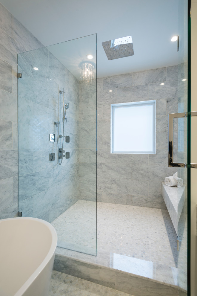 Cette photo montre une salle de bain principale tendance de taille moyenne avec une baignoire indépendante, une douche ouverte, un carrelage gris, une plaque de galets, un sol en carrelage de terre cuite et un plan de toilette en marbre.