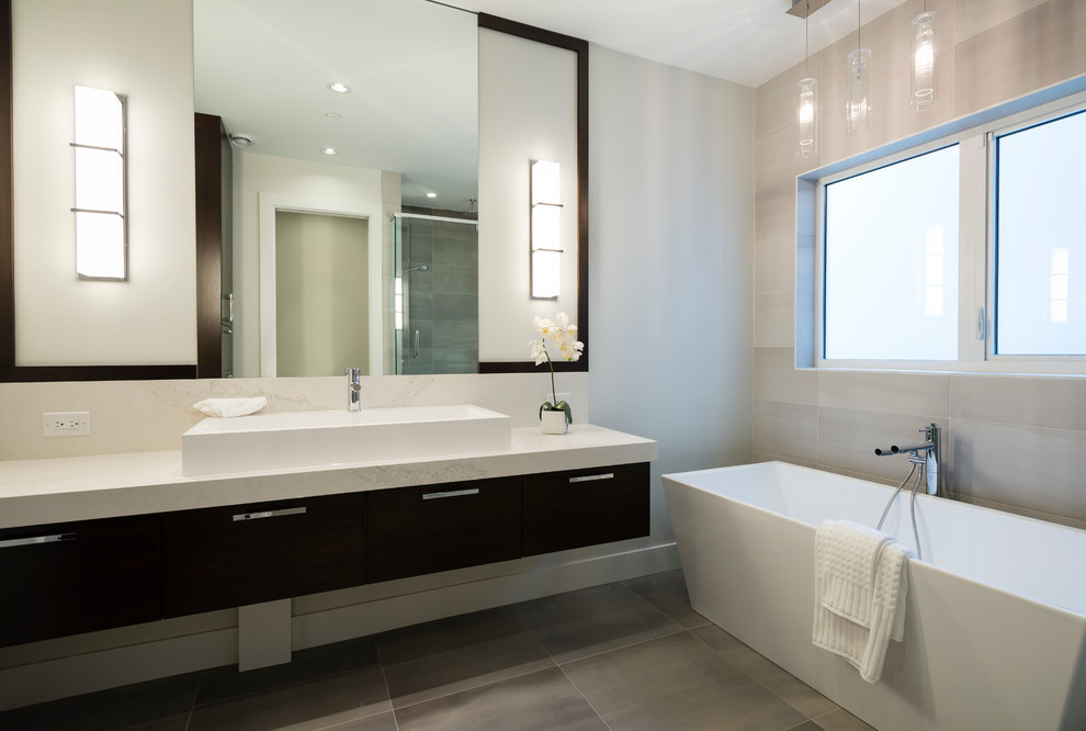 Réalisation d'une salle de bain principale de taille moyenne avec une baignoire indépendante, une douche ouverte, un carrelage de pierre, un mur blanc, un sol en ardoise, une grande vasque et un plan de toilette en marbre.