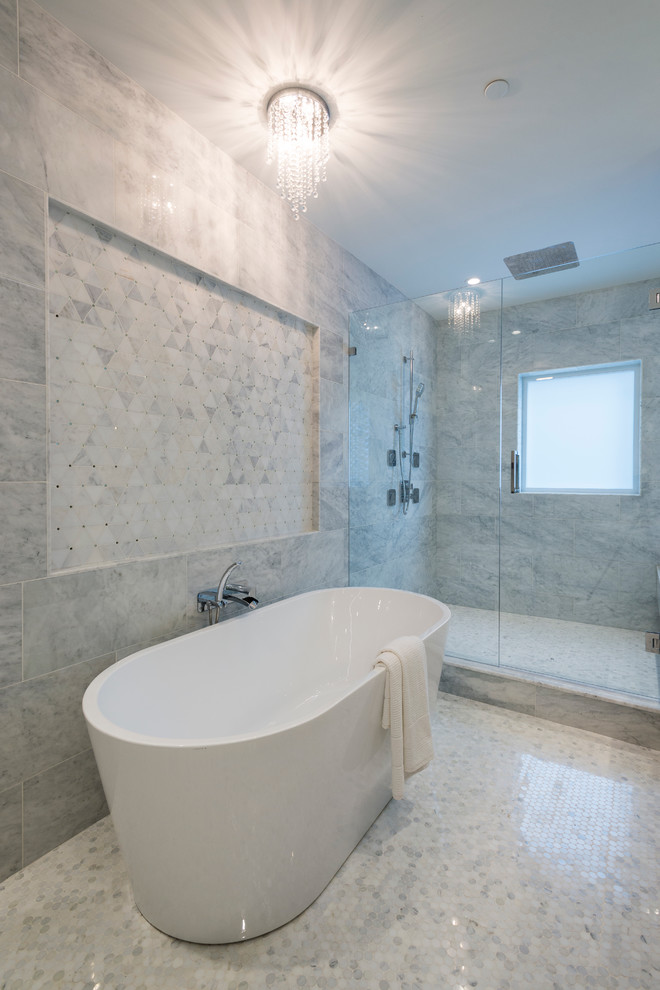 Inredning av ett modernt mellanstort en-suite badrum, med skåp i mörkt trä, ett fristående badkar, en öppen dusch, grå kakel, kakel i småsten, marmorbänkskiva och mosaikgolv