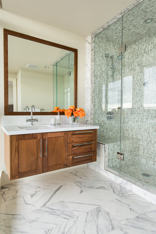 Источник вдохновения для домашнего уюта: ванная комната в современном стиле с врезной раковиной, фасадами в стиле шейкер, фасадами цвета дерева среднего тона, душем в нише и белой плиткой