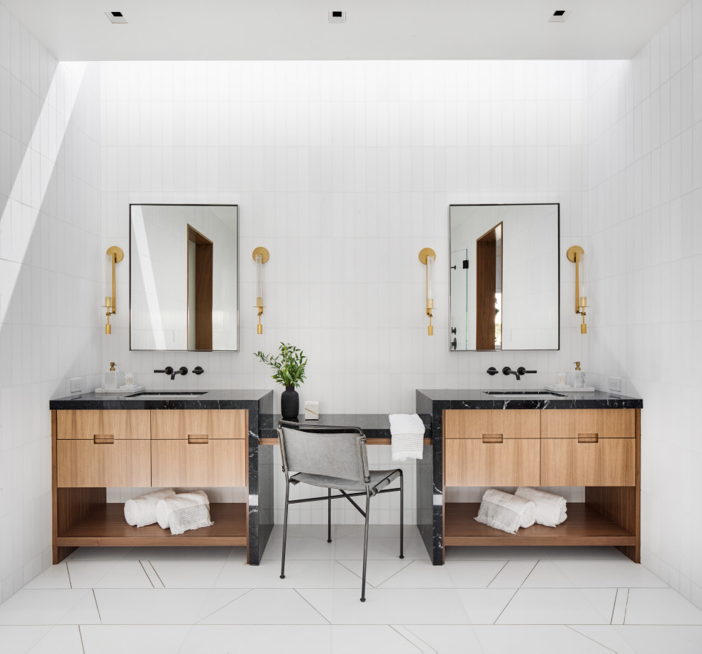 Ispirazione per una stanza da bagno padronale minimalista con ante lisce, ante in legno chiaro, piastrelle bianche, pareti bianche, lavabo sottopiano, pavimento bianco e top nero