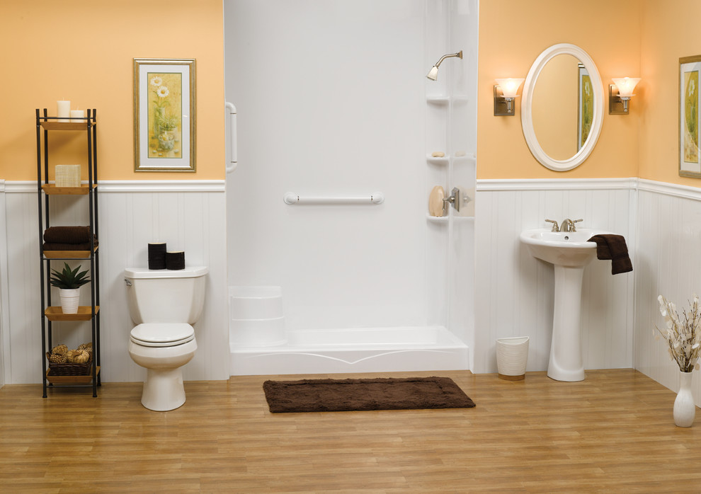 Bild på ett mellanstort vintage badrum, med en dusch i en alkov, orange väggar, klinkergolv i porslin, ett piedestal handfat och brunt golv