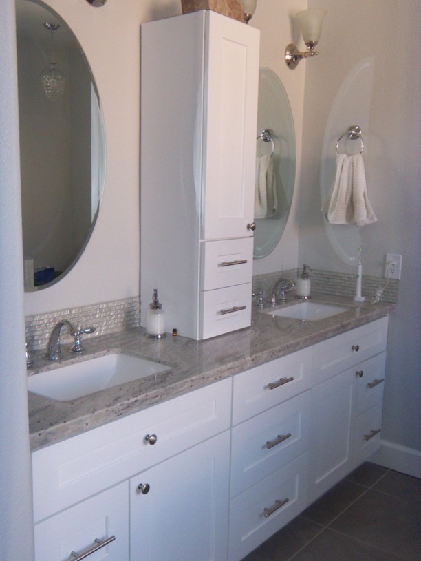 Idee per una stanza da bagno tradizionale con ante in stile shaker, ante bianche, pareti grigie e lavabo sottopiano