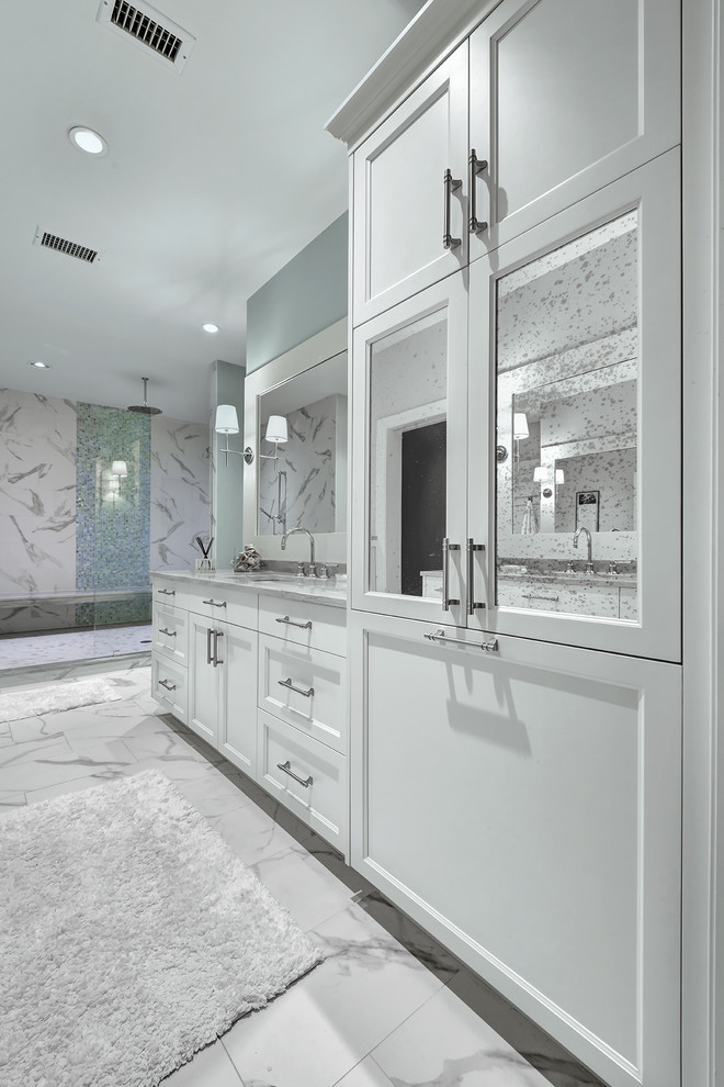 Inspiration för ett stort vintage grå grått en-suite badrum, med luckor med glaspanel, vita skåp, en öppen dusch, vit kakel, marmorkakel, vita väggar, marmorgolv, ett undermonterad handfat, bänkskiva i kvarts, vitt golv och med dusch som är öppen