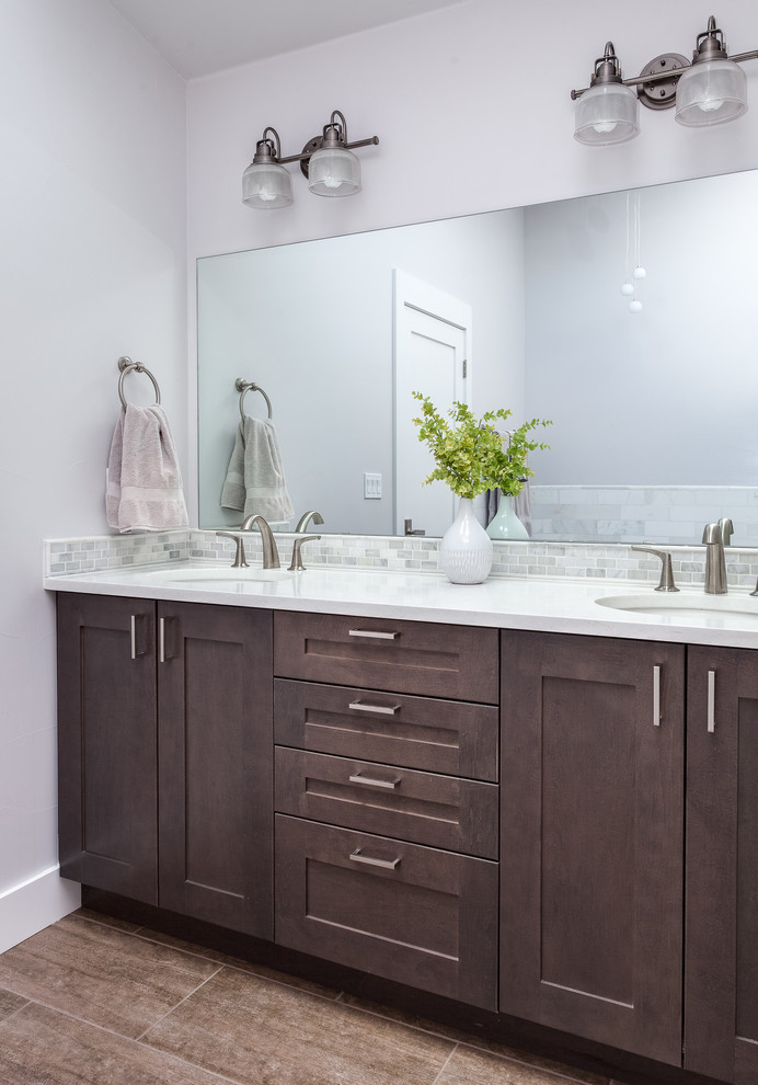 Modern inredning av ett mellanstort en-suite badrum, med skåp i shakerstil, vita skåp, vita väggar, mellanmörkt trägolv, ett undermonterad handfat, marmorbänkskiva, en kantlös dusch, vit kakel och porslinskakel