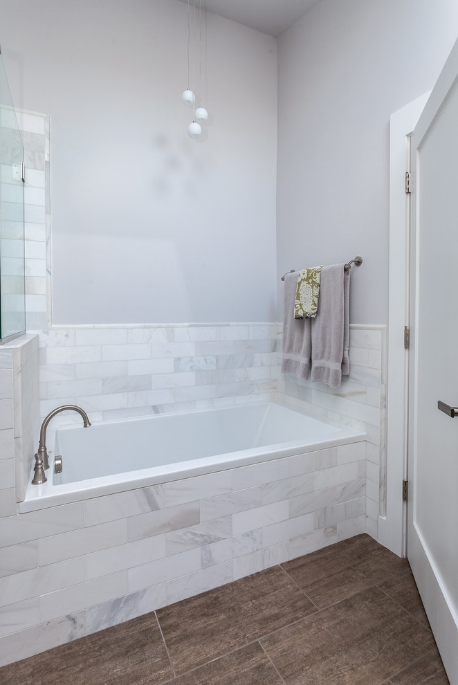 Esempio di una stanza da bagno padronale moderna di medie dimensioni con ante bianche, vasca da incasso, pareti bianche, top in marmo, doccia a filo pavimento, piastrelle bianche e piastrelle in gres porcellanato