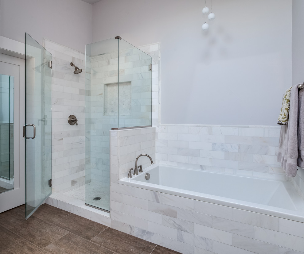 Inspiration för mellanstora moderna en-suite badrum, med skåp i shakerstil, ett platsbyggt badkar, vit kakel, marmorbänkskiva, porslinskakel, en hörndusch och grå väggar