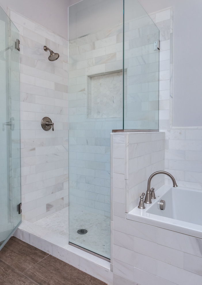 Cette image montre une salle de bain principale minimaliste de taille moyenne avec des portes de placard blanches, une baignoire posée, un mur blanc, un plan de toilette en marbre, une douche à l'italienne, un carrelage blanc et des carreaux de porcelaine.