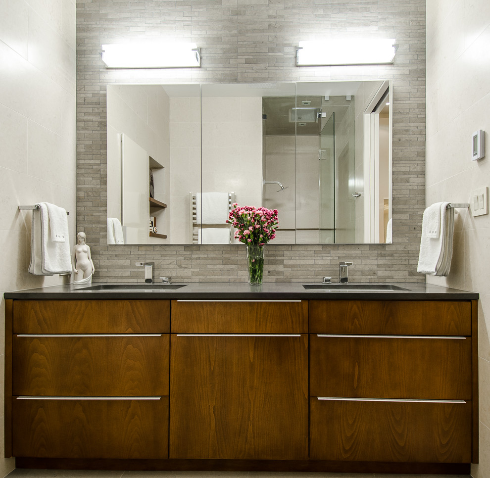 Exemple d'une grande salle de bain principale tendance en bois brun avec un lavabo encastré, un placard à porte plane, un plan de toilette en quartz modifié, un carrelage vert, des carreaux de porcelaine et un mur beige.