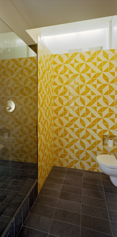 Mittelgroßes Modernes Duschbad mit Duschnische, Wandtoilette, weißen Fliesen, gelben Fliesen, Keramikfliesen und Schieferboden in New York