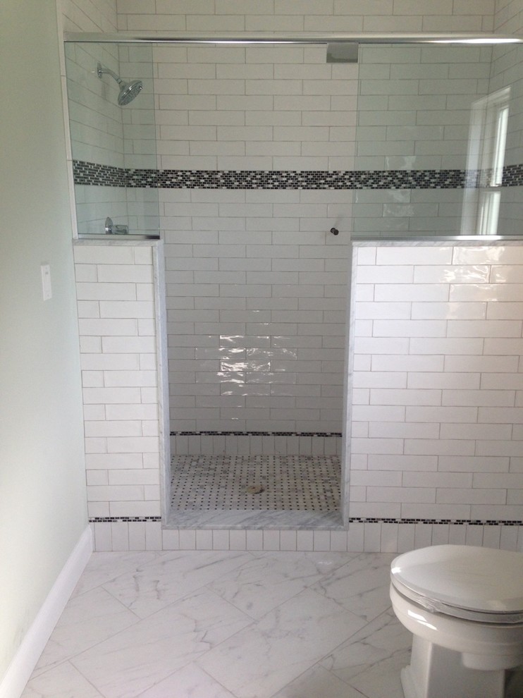 Пример оригинального дизайна: ванная комната среднего размера в стиле неоклассика (современная классика) с ванной на ножках, открытым душем, удлиненной плиткой, серыми стенами, полом из керамической плитки, душевой кабиной и столешницей из кварцита