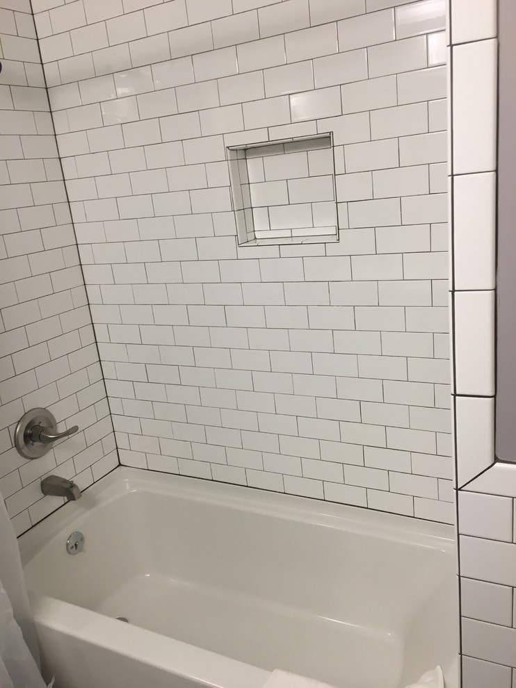 Exemple d'une petite douche en alcôve principale chic avec un placard avec porte à panneau surélevé, des portes de placard grises, une baignoire en alcôve, WC séparés, un carrelage blanc, des carreaux de céramique, un mur violet, un sol en carrelage de porcelaine, un lavabo intégré, un plan de toilette en onyx, un sol blanc et une cabine de douche avec un rideau.