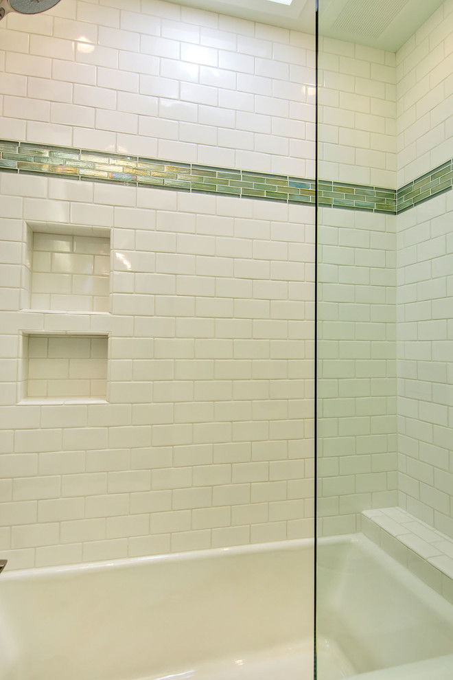 Foto di una stanza da bagno per bambini tradizionale di medie dimensioni con vasca ad alcova, vasca/doccia, WC sospeso, piastrelle bianche, piastrelle in gres porcellanato, pareti verdi e pavimento in marmo