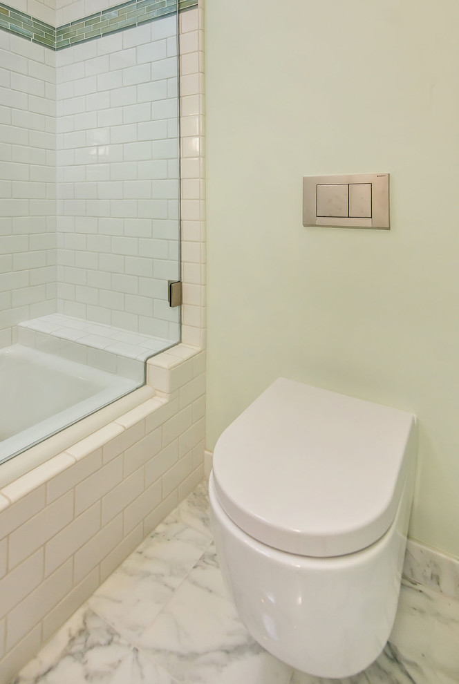 Idées déco pour une salle de bain classique de taille moyenne pour enfant avec une baignoire en alcôve, un combiné douche/baignoire, WC suspendus, un carrelage blanc, des carreaux de porcelaine, un mur vert et un sol en marbre.