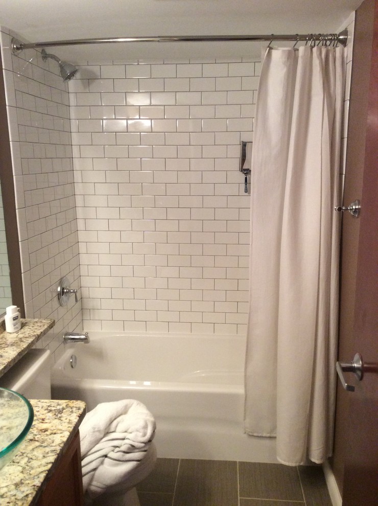 На фото: маленькая ванная комната в стиле модернизм с белой плиткой, плиткой кабанчик, коричневыми стенами и полом из керамической плитки для на участке и в саду с
