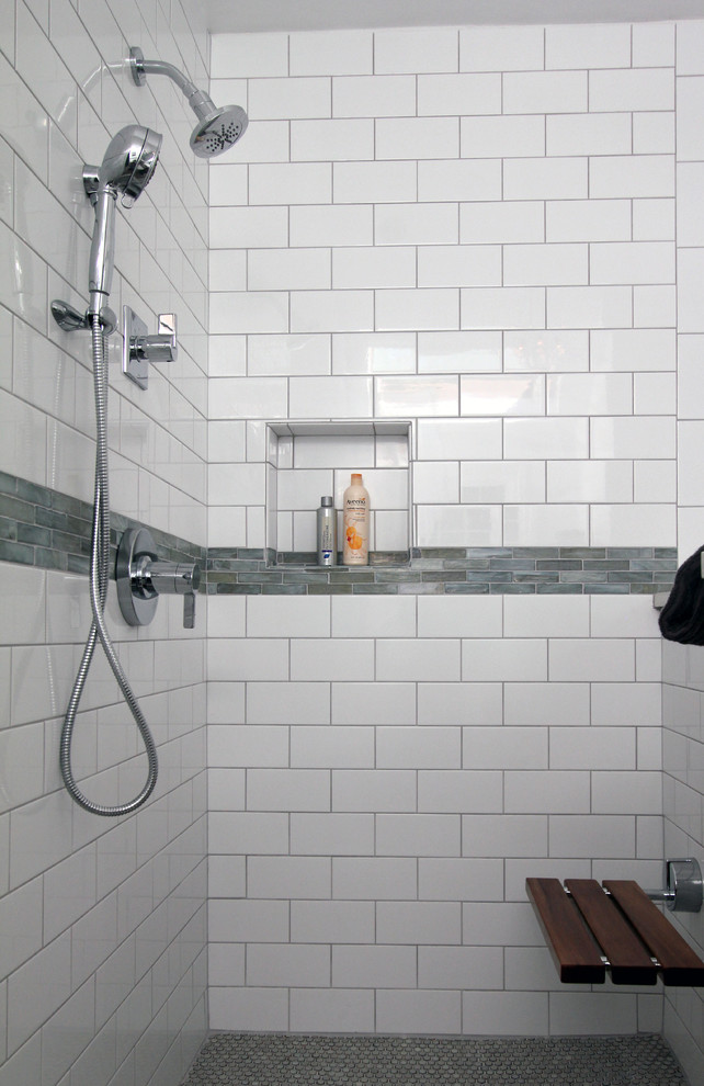 Cette image montre une douche en alcôve principale traditionnelle en bois foncé avec un lavabo encastré, un placard à porte shaker, un plan de toilette en quartz modifié, une baignoire posée, un carrelage blanc, des carreaux de céramique et un mur blanc.