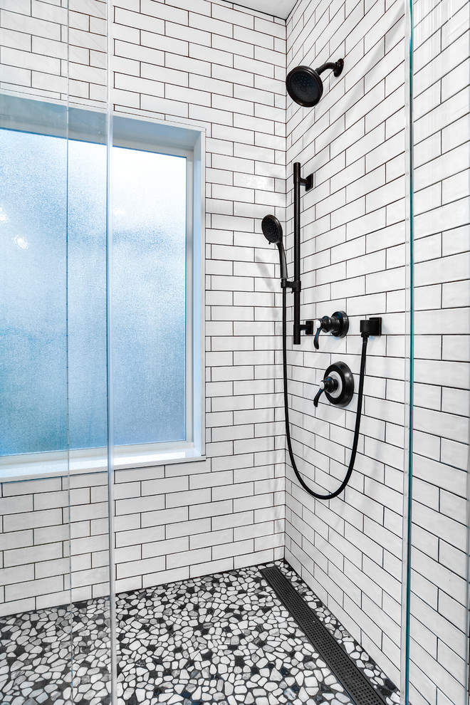 Idéer för ett stort lantligt vit en-suite badrum, med skåp i mellenmörkt trä, en dusch i en alkov, en toalettstol med separat cisternkåpa, vit kakel, tunnelbanekakel, grå väggar, klinkergolv i keramik, ett nedsänkt handfat, granitbänkskiva, grått golv och dusch med gångjärnsdörr