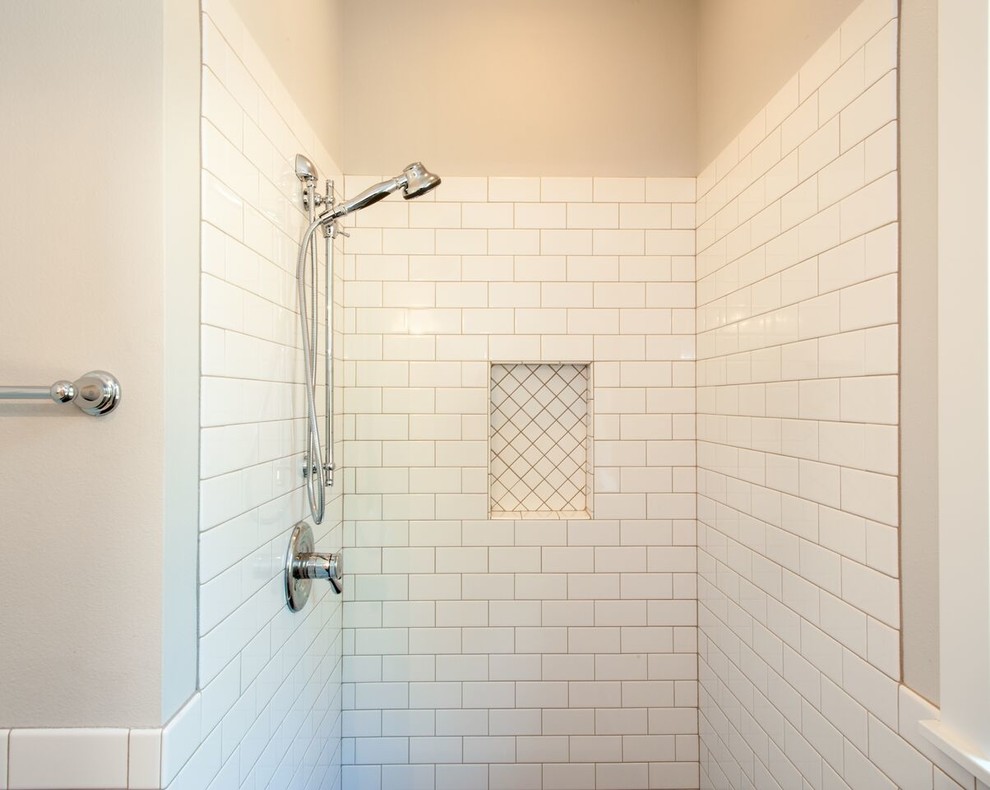 На фото: главная ванная комната среднего размера в классическом стиле с душем в нише, белой плиткой, керамогранитной плиткой и серыми стенами