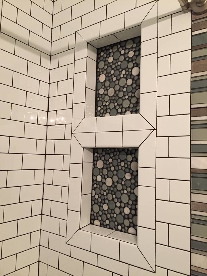 Imagen de cuarto de baño contemporáneo pequeño con bañera encastrada, ducha empotrada, baldosas y/o azulejos blancos, baldosas y/o azulejos de cerámica y paredes verdes