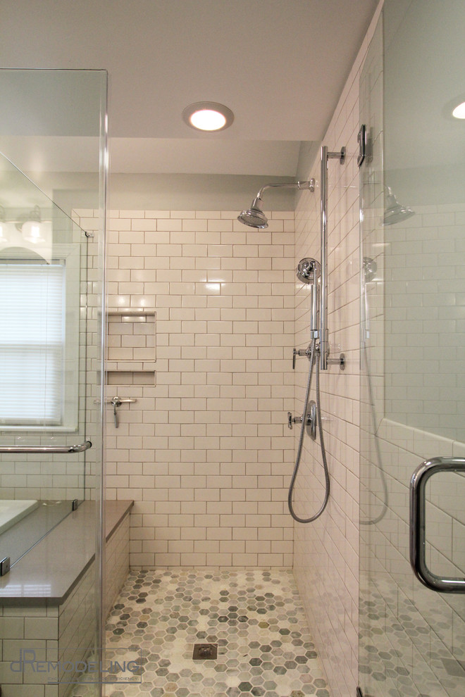 Idéer för mellanstora vintage en-suite badrum, med skåp i shakerstil, vita skåp, ett platsbyggt badkar, vit kakel, ett avlångt handfat, vita väggar, klinkergolv i keramik och tunnelbanekakel