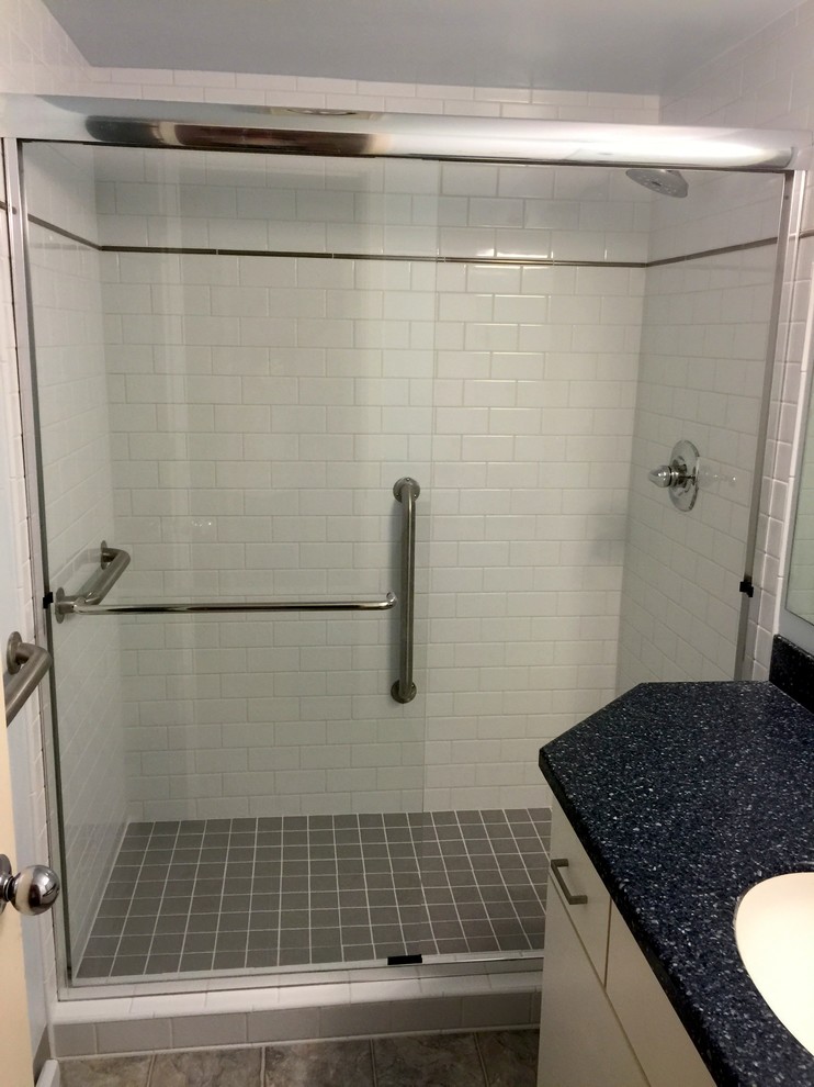 ポートランドにあるカントリー風のおしゃれな浴室 (モノトーンのタイル、サブウェイタイル) の写真