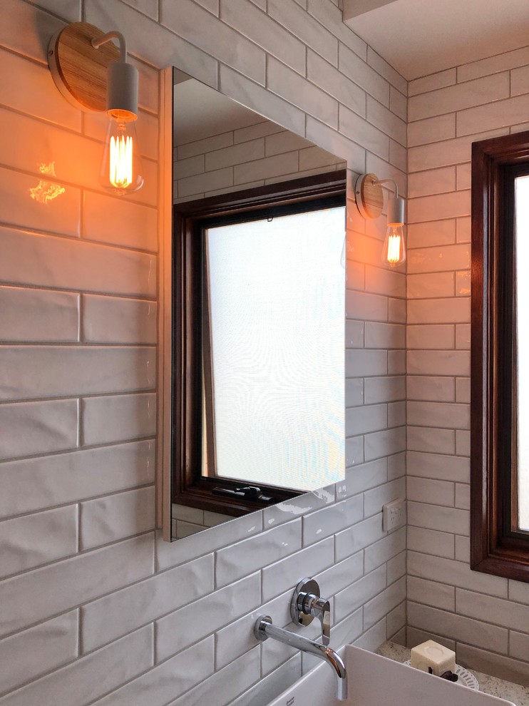 Стильный дизайн: главная ванная комната среднего размера в современном стиле с фасадами островного типа, светлыми деревянными фасадами, открытым душем, унитазом-моноблоком, белой плиткой, керамической плиткой, белыми стенами, полом из керамической плитки, настольной раковиной, столешницей из гранита, бежевым полом, открытым душем и разноцветной столешницей - последний тренд
