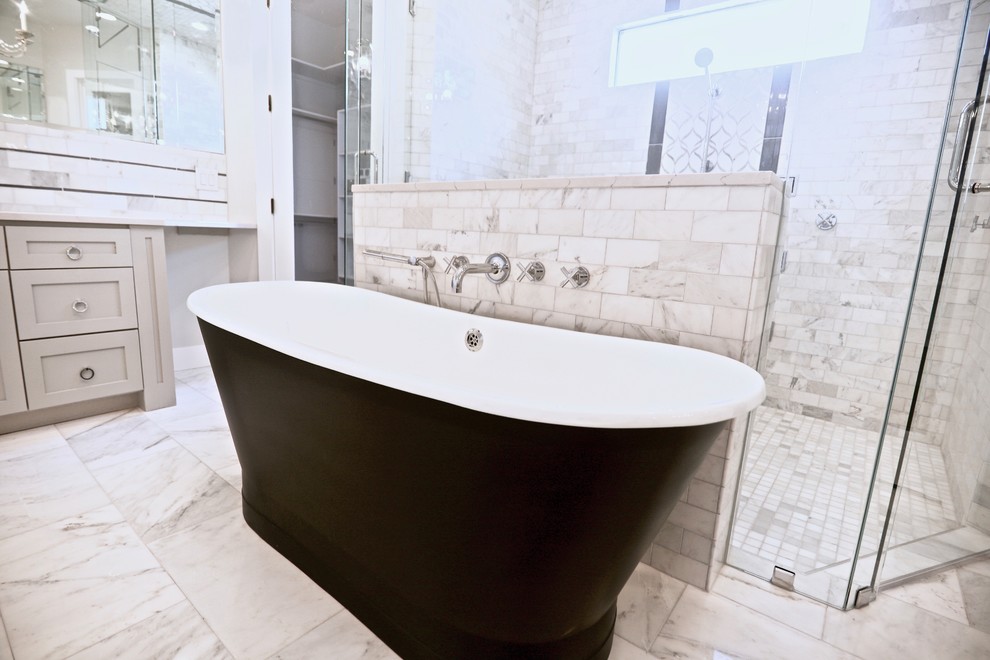 Modelo de cuarto de baño principal tradicional renovado
