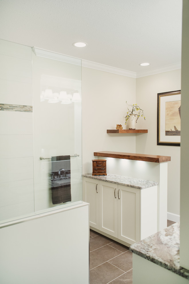 Ejemplo de cuarto de baño principal actual grande con armarios estilo shaker, puertas de armario blancas, encimera de granito, ducha abierta, paredes blancas y suelo de baldosas de cerámica