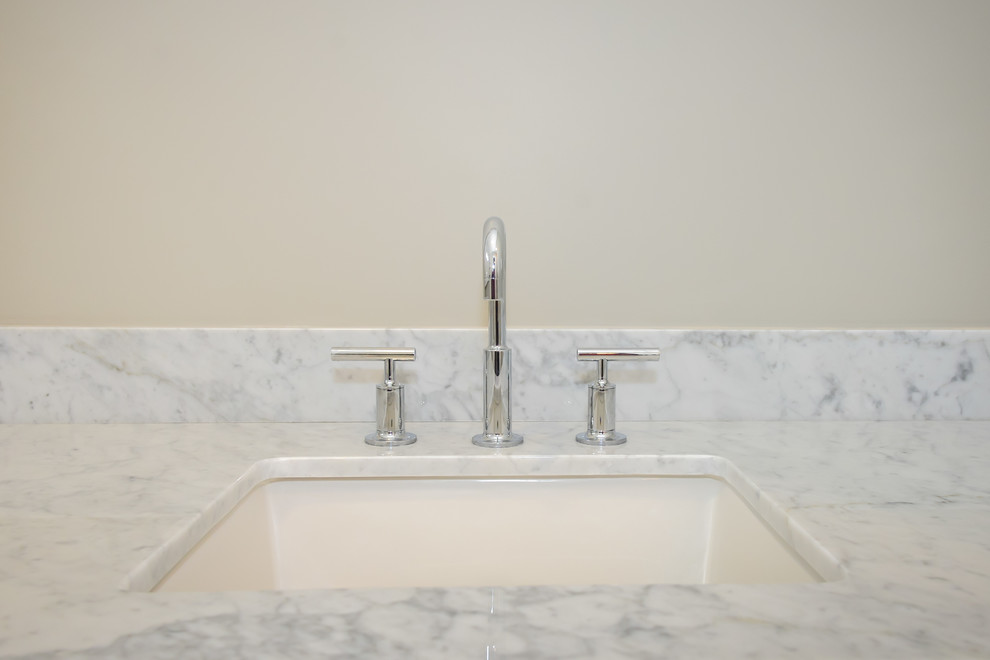 Exempel på ett mellanstort klassiskt en-suite badrum, med beige väggar, ett undermonterad handfat och marmorbänkskiva